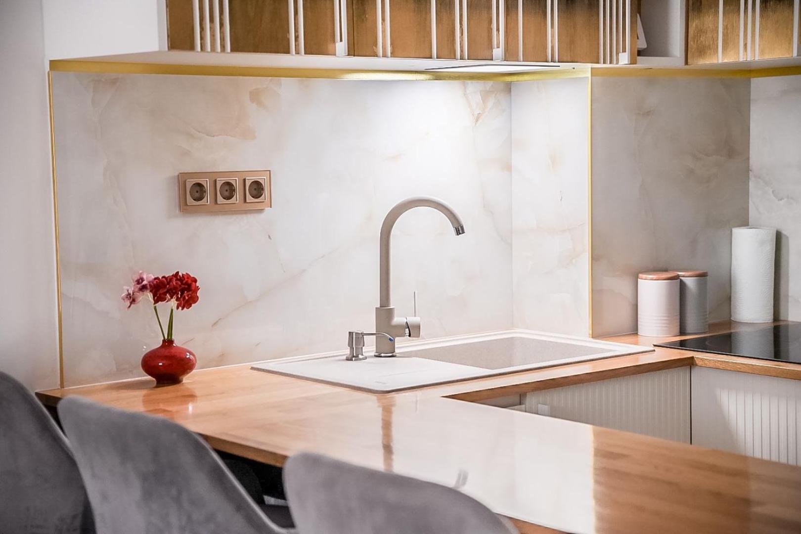 Glori Gold Apartment