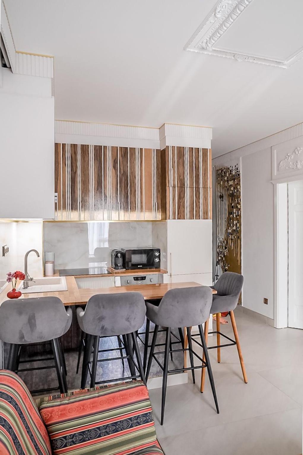 Glori Gold Apartment